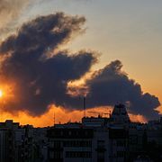 En bild från mars visar rök som stiger mot skyn i Teheran efter en amerikansk-israelisk attack.
