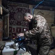 Ukrainsk soldat förbereder drönare.