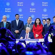 Trump tillsammans med andra medlemmar i ”fredsrådet” i Davos tidigare i år.