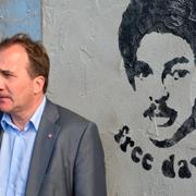 Statsminister Stefan Löfven (S) och Isaaks ansikte avmålat. 