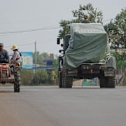 Folk evakuerar i Kambodja. 