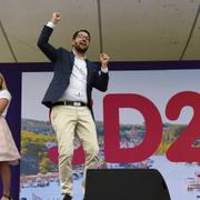 Jimmie Åkesson kliver på scenen i Almedalen.