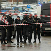 Polis på platsen där den ryske generalen Fanil Sarvarov dödades tidigare i veckan. Det nya bombdådet ska ha skett mycket nära, skriver Reuters. 