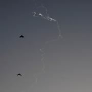 Ett rökspår efter en robot som avlossats från det israeliska robotförsvarssystemet Iron Dome. Arkivbild. 