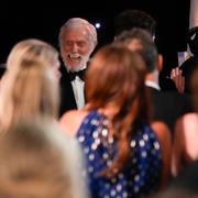 Dick Van Dyke får stående ovationer på galan. 