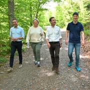 EU-kandidaten Tomas Tobé (M) , Lotta Lyrå, ordförande skogsindustrierna och vd södra skogsägarna, Statsminister Ulf Kristersson (M) och skogsbrukare Erik Carlssoni Växjö 15 maj. 