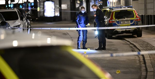 Polisens kriminaltekniker på plats i Malmö efter ett mord på en 20-åring i mars. Johan Nilsson/TT