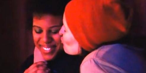 kyss lesbisk tunga