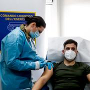 Italiensk soldat får vaccin.