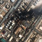 Satellitbild visar skador efter en drönarattack mot ett oljeraffinaderi i Saudiarabien, 2 mars 2026.