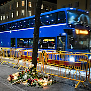 Minnesplats efter bussolyckan där tre personer omkom under fredagseftermiddagen när en buss körde in i en busskur på Östermalm i Stockholm. Flera personer skadades allvarligt och fördes till sjukhus.