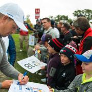 Henrik Stenson skriver autografer på Hazeltine National Golf Club i Minnesota.