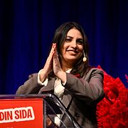 Partiledare Nooshi Dadgostar (V) håller inledningstal när Vänsterpartiets kongress inleds i Örebro.