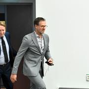 Richard Norling anländer till pressträffen.