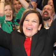  Sinn Féins partiledare Mary Lou McDonald firar med supportrar.