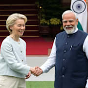Indiens premiärminister Narendra Modi skakar hand med EU-kommissionens ordförande Ursula von der Leyen i New Delhi i samband med samtal om fördjupat handels- och samarbete mellan Indien och EU. Arkivbild från februari 2025.