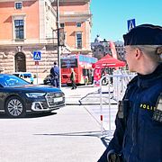 Polis vid avspärrning vid Kungliga Operan och Gustav Adolfs torg då en kortege med Polismyndighetens bilar passerar. Enligt uppgift färdades sonen till Irans tidigare kung i kortegen.