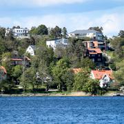 Villor och hus vid vattnet i Danderyd norr om Stockholm.