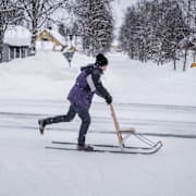 Arkivbild. En man åker spark i Pajala.