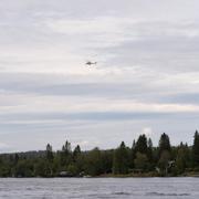 En räddningshelikopter ovanför olycksplatsen vid Storsandskär. 