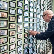 Erik Penser, ägare av privatbanken Erik Penser Bankaktiebolag. Här fotograferad med en sedelsamling på banken på Biblioteksgatan.