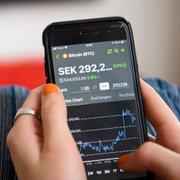 Aktiehandel på mobiltelefon. De senaste åren har priset på flera kryptovalutor skjutit i höjden. 
