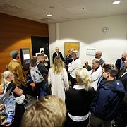 Många människor närvarande i Göteborgs tingsrätt, när rättegången inleds mot lots och kapten på det norska fartyget som rammade en fritidsbåt utanför Tjörn i somras. En kvinna och hennes dotter omkom i olyckan.