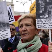 Demonstranter visar bilder på Franco-regimens offer