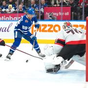 William Nylander drar iväg ett skott mot mål under matchen mot Ottawa.