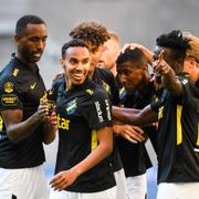 AIK firar sitt 1–0-mål.