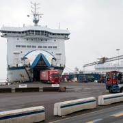 Lastbilar rullar av TT-linefärjan i Trelleborgs hamn, 2107.