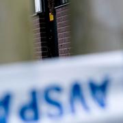 Polisens avspärrat lapp på en dörr och avspärrningsband på staketet till villan i Bjärred där fyra personer hittades döda.