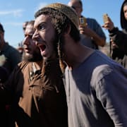 Israeliska bosättare försöker hindra palestinier från att genomföra olivskörden i staden Silwad på Västbanken i oktober 2025.