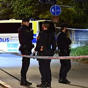 Polisen är på plats efter en misstänkt skottlossning vid Israels ambassad i Stockholm i oktober 2024.