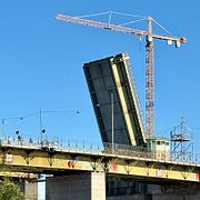 Liljeholmsbron fast i öppet läge tidigare i juni.