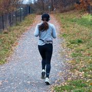 Illustrationsbild. Kvinna joggar på Lidingö. 