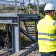 Personal från Trafikverket på plats efter en brand i kablar och en teknikbyggnad vid spåren nära Härlövsängaleden norr om tågstationen i Kristianstad.
