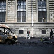 Människor i Paris efter helgens våldsamma protester.
