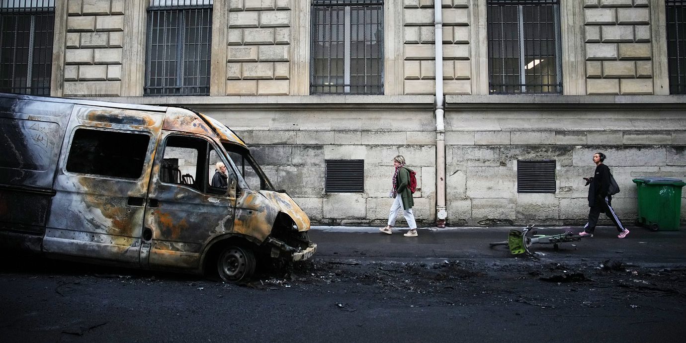 Människor i Paris efter helgens våldsamma protester.