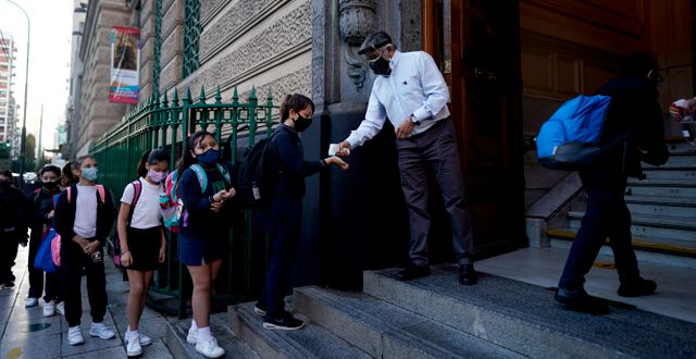 Elever anländer till skolan i Buenos Aires, 19 april 2021. Victor R.Caivano / AP