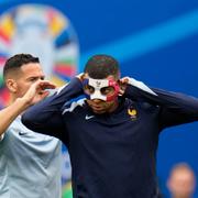 Kylian Mbappé tränade med sin mask. 