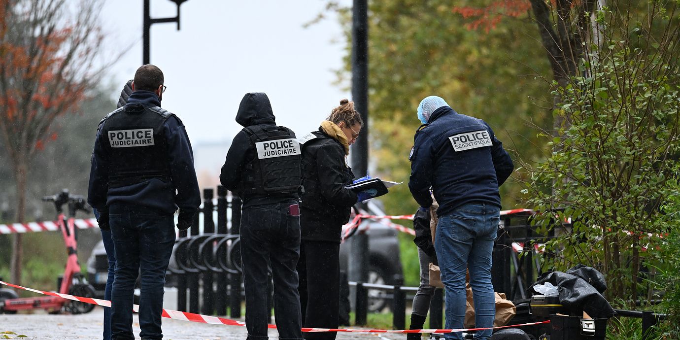 Polisens utredare på plats efter fredagens skjutning.