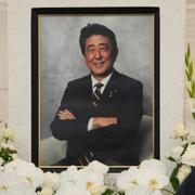 Bild på Shinzo Abe i Zojoji templet i Tokyo.