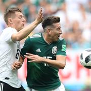 Mexikos Hector Herrera stoppar Tomi Kroos.