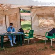 Sjuksköterska som ger råd om ebola i Uganda.