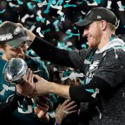 Mästarna från 2018, Philadelphia Eagles, firar vinsten. 