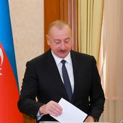 President Ilham Aliyev lägger sin röst. 