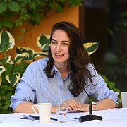 Klimatminister Romina Pourmokhtari (L) vid regeringens sommarfika förra veckan. 