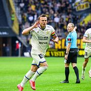 Castegren jublar efter frisparksmålet.