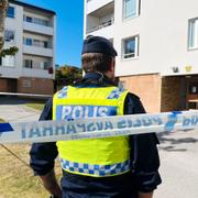 Polis på plats efter att en man har påträffats skottskadad i stadsdelen Lagersberg i Eskilstuna på lördagen.